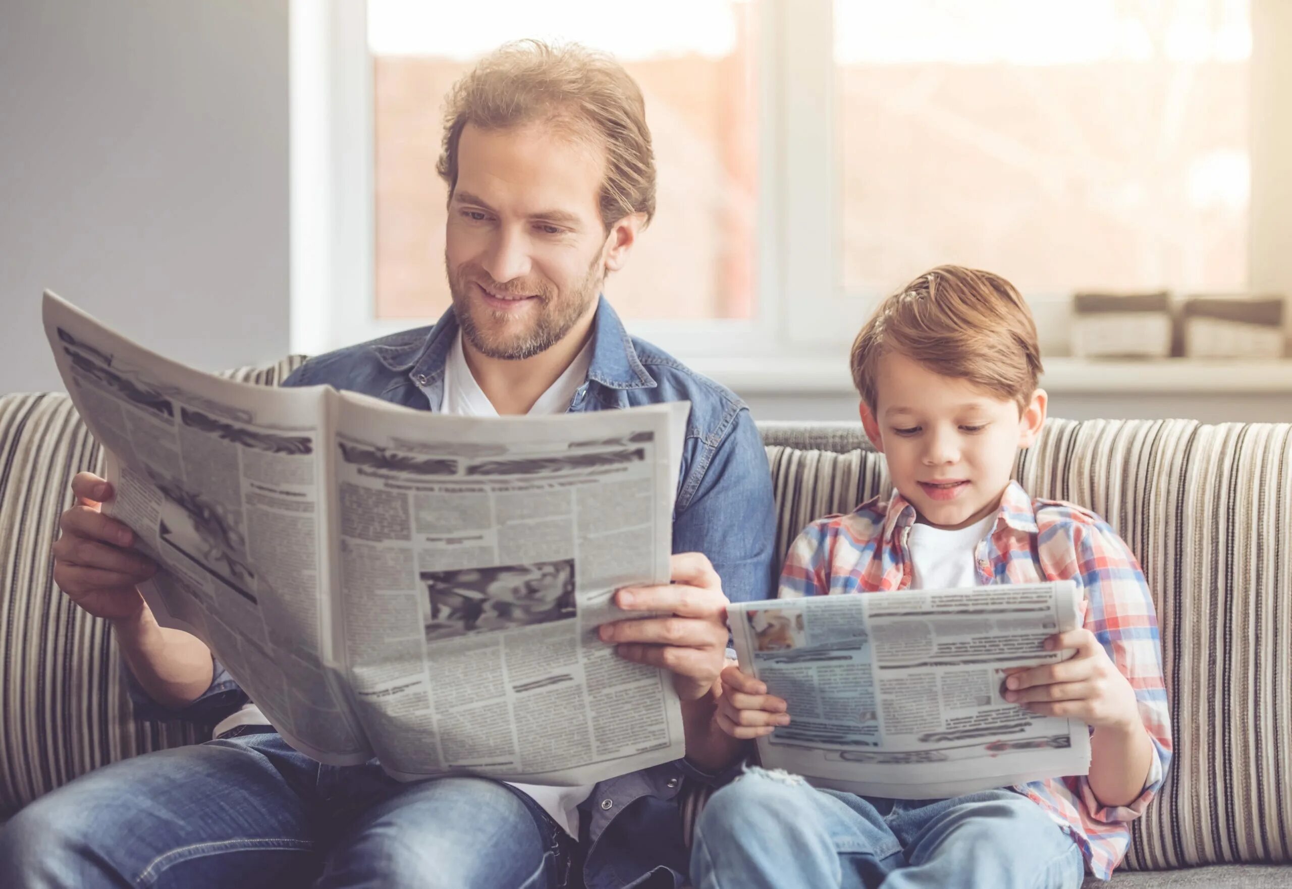 Стать родителями читающего. Газета для детей. Газета для папы. Человек с газетой. Дети читают.