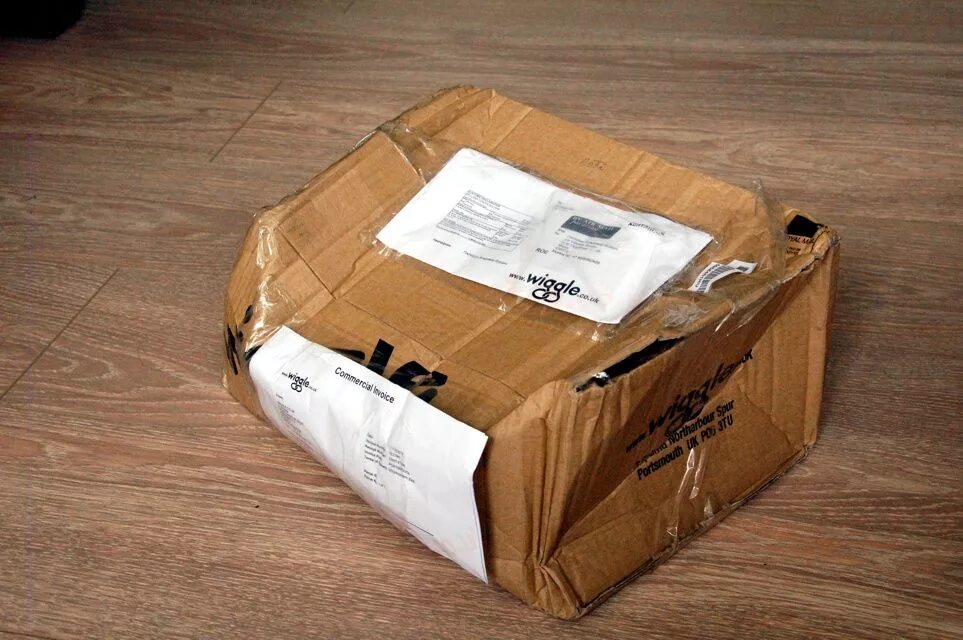 поврежденная упаковка в магазине. упаковка товаров для маркетплейсов. поврежденная упаковка. нарушена упаковка. нарушена упаковка.