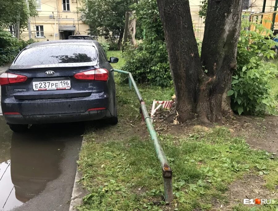 Борьба с АВТОХАМАМИ парковка. Авто стоит на газоне куда жаловаться. Куда жаловаться на парковку на тротуаре