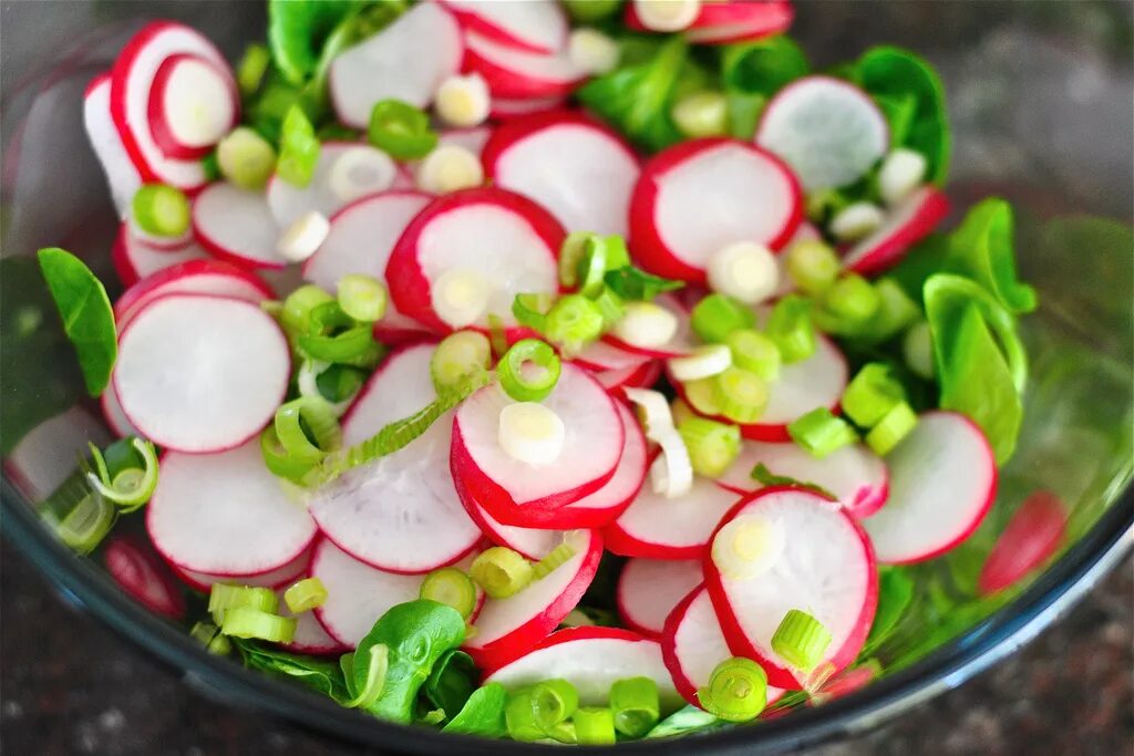 Рецепт вкусного весеннего салата. Салат. Закуска из редиски. Салат с редиской. Весенний салат с редиской.