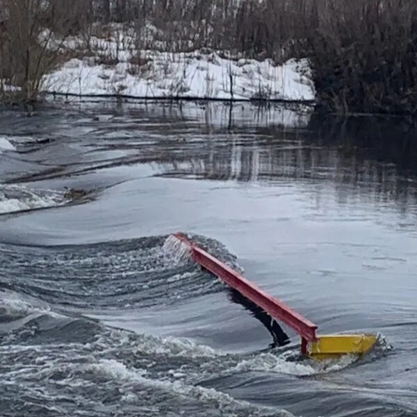 Уровень воды в реке ока город рязань. Ока река уровень воды Рязань. Подъем воды в Оке Рязань. Полотно воды. Ока река Рязань лед.