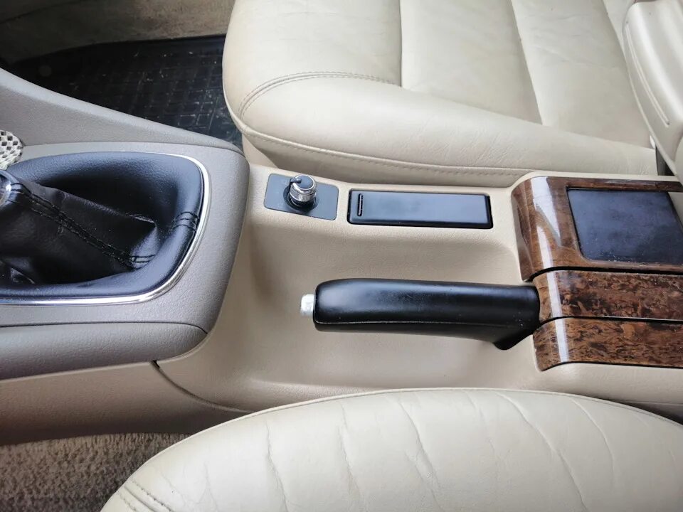 Подстаканник ауди а6 с5. Подстаканник ауди а6. подстаканник audi a6 c5. задний подлокотник ауди а6 с7. citroen c5 подстаканники seat.