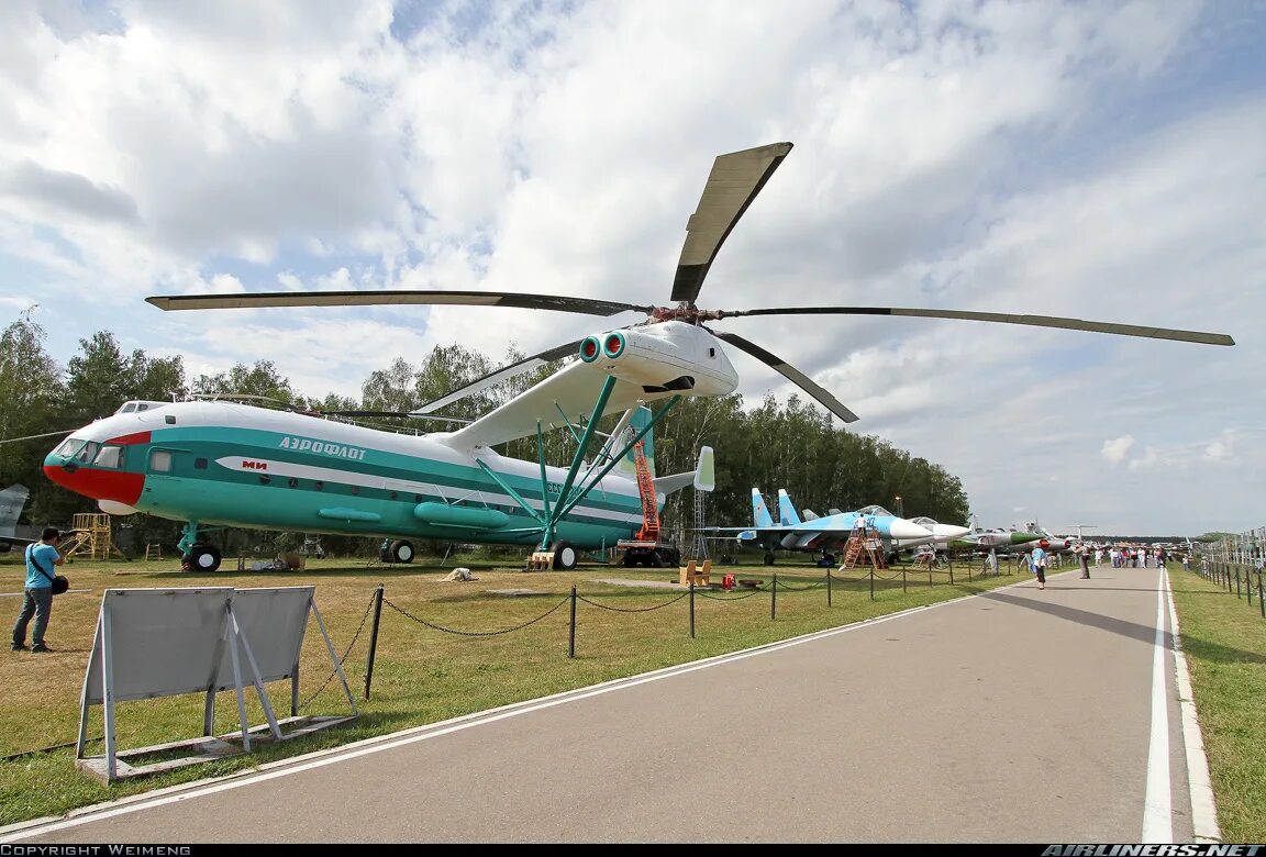 Mil v-12. Ми-12 вертолёт. Грузовой вертолет Монино. Самый большой вертолет в мире ми 12.