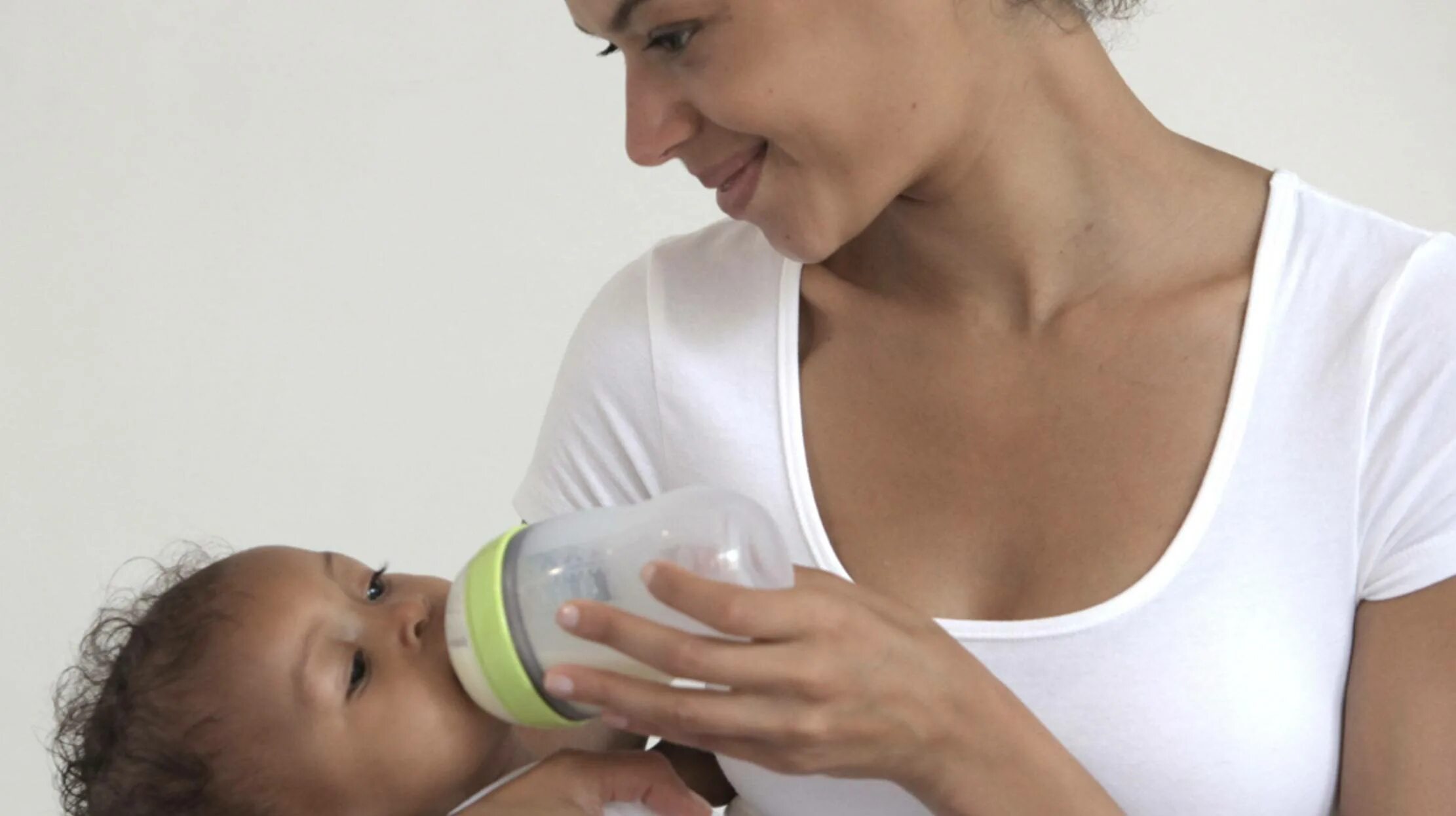 Позы для кормления младенца из бутылочки. Грудное вскармливание бутылочка. Мама кормит ребенка из бутылочки. Регулярные кормления.
