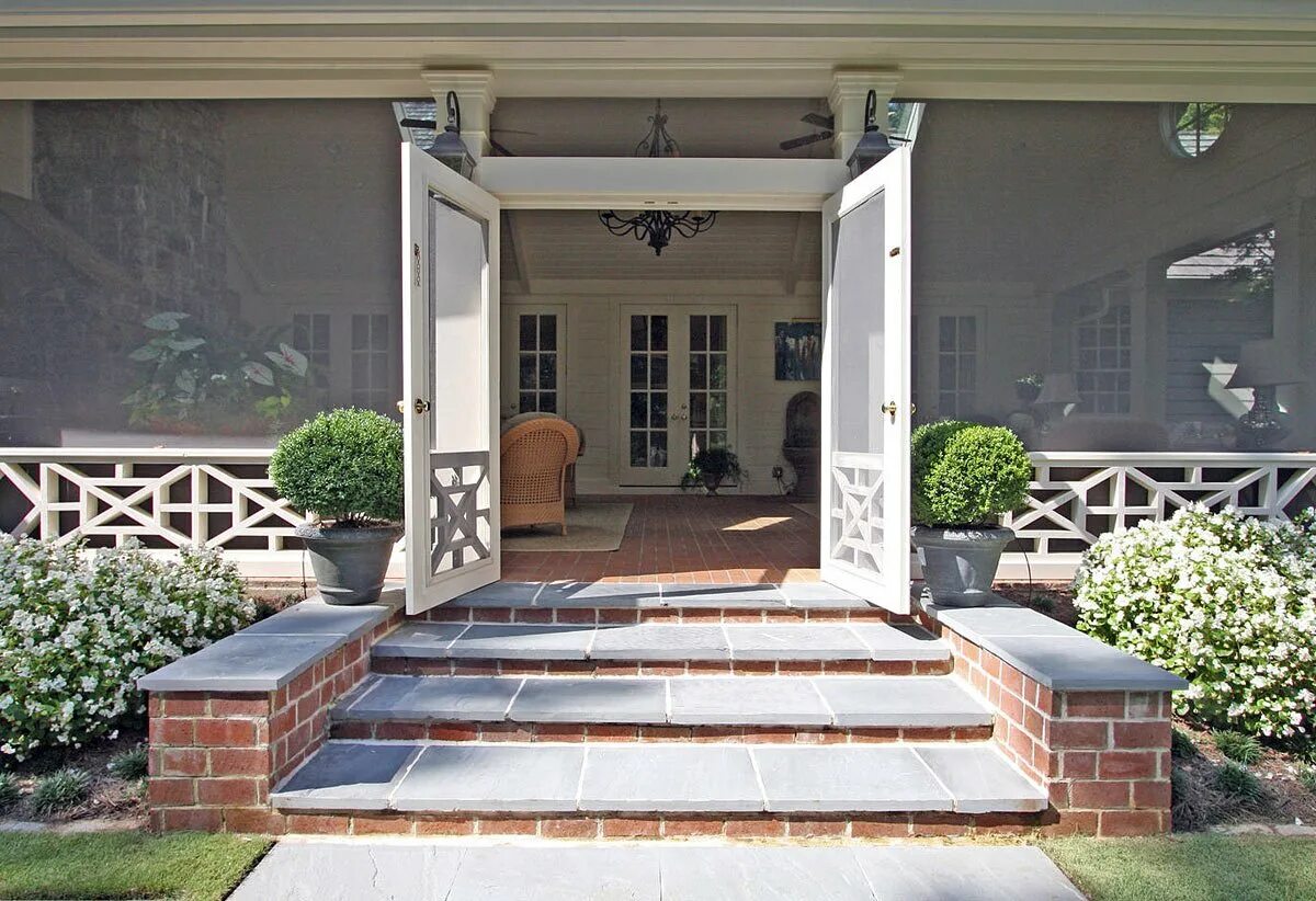 Декор крыльца в частном доме. Выход из дома в частном доме. Американский дом с террасой. Выход из дома в частном доме. Гостиная с выходом на веранду.