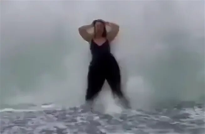 Девушку смыло волной сочи 2024. Волнорезы в сочи на пляже. Девушку в сочи смыло волной. Смыло купальник на море. Девушка купается в море.