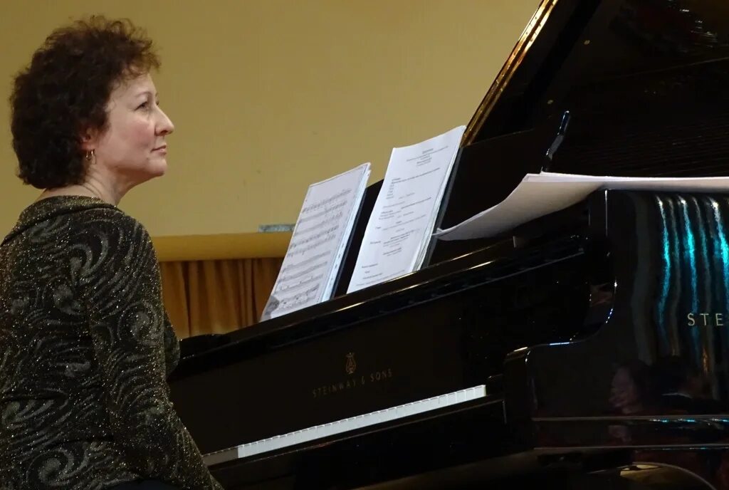 Валерий васильевич композитор консерватория. Наталья гринес фортепиано. Концертмейстер новосибирск. Елена васильева концертмейстер. Антонина кадобнова концертмейстер.