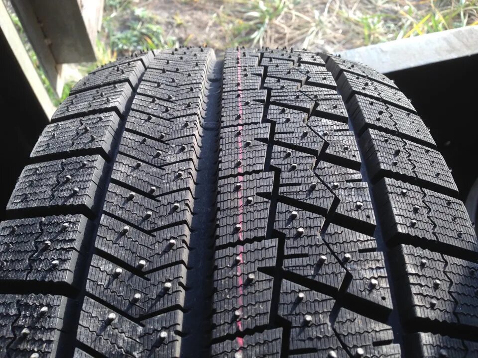 Близак айс. Bridgestone Blizzak VRX. Bridgestone Blizzak vrx2. Липучка Bridgestone Blizzak VRX. Bridgestone Blizzak VRX зимняя.