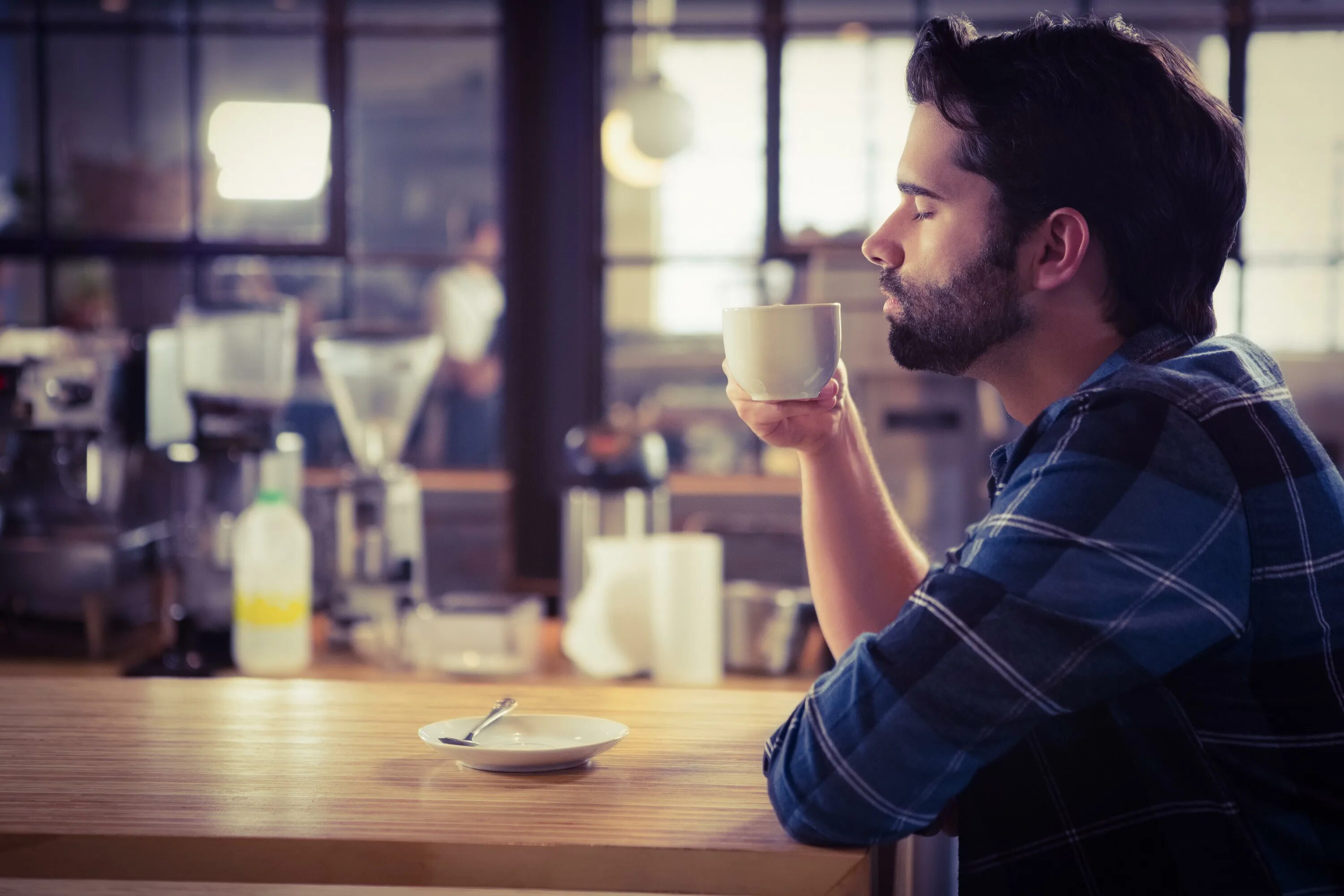 Do i drink coffee. Мужчина в кафе. Мужчина пьет кофе. Люди в кофейне. Мужчина в кофейне.