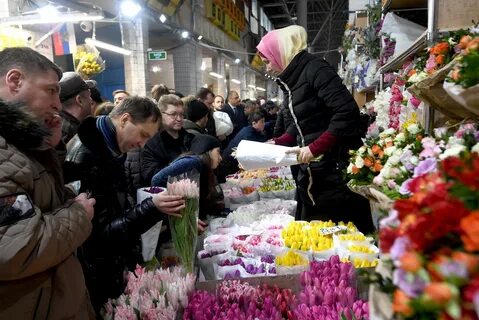 Мужчина покупает цветы