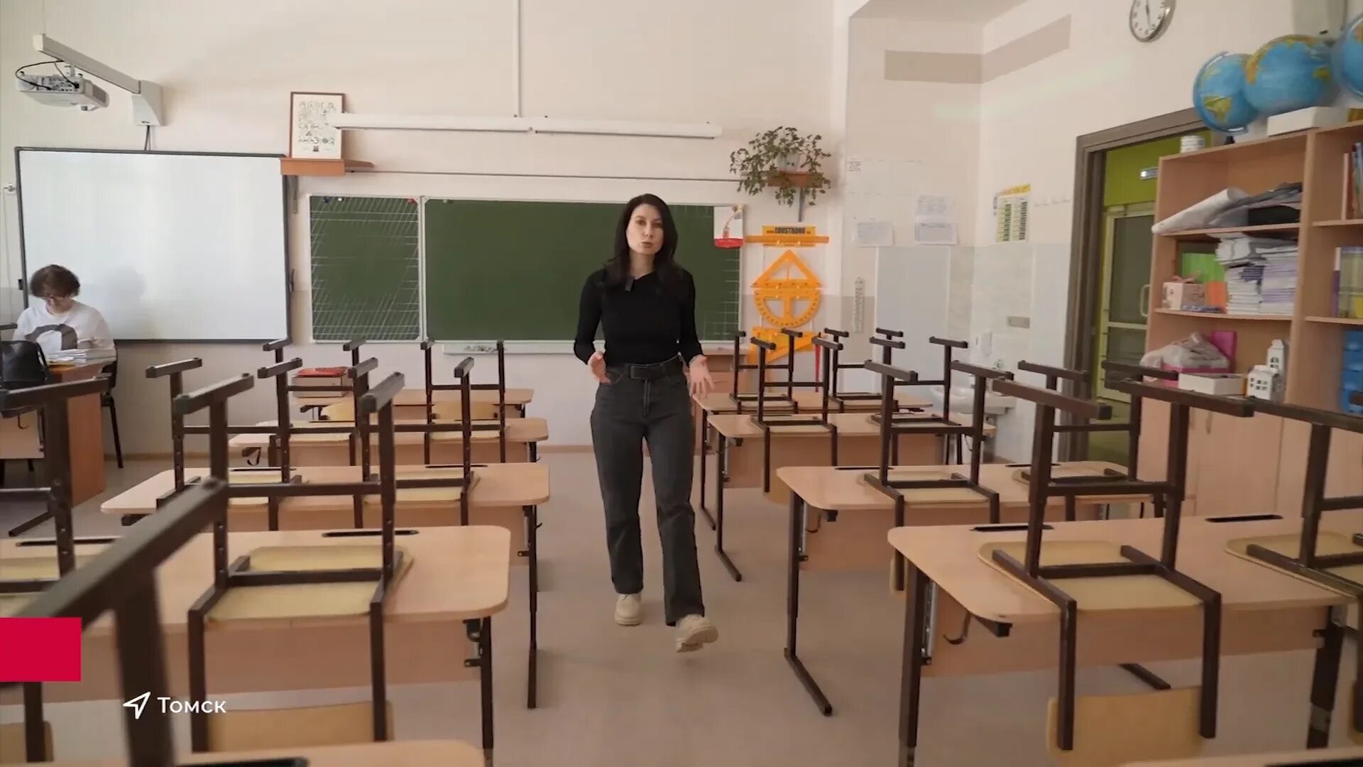 Несколько учеников подошли к письменному столу