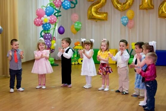 Игры для дошкольников. Доброта в младшей группе. Воспитатель младшей группы детского сада. Играющие дети в детском саду. День дружбы в доу.