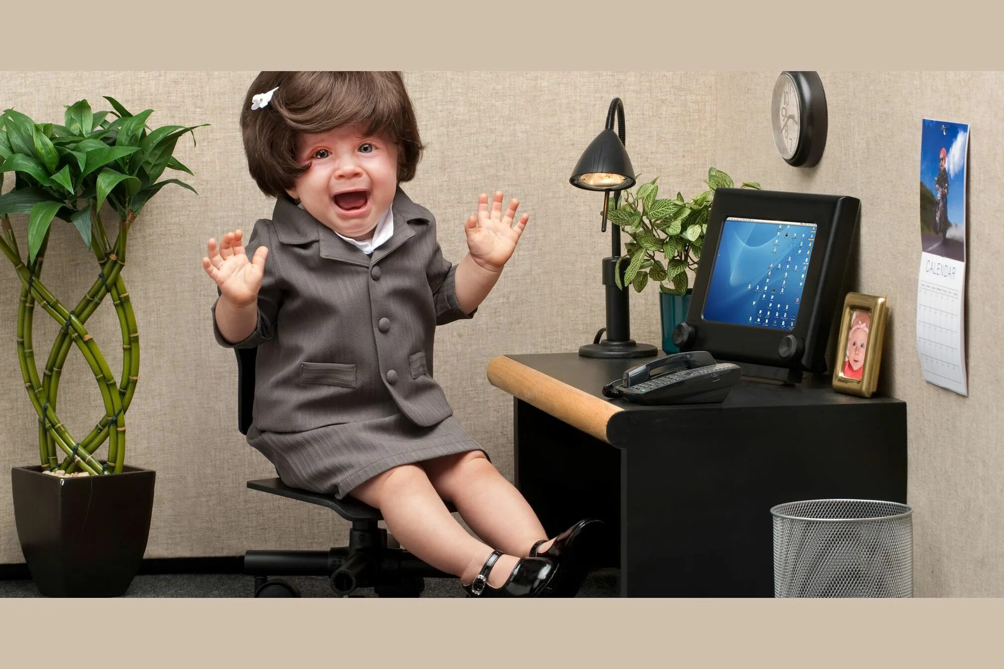 Кто такой коллега. Дети в офисе. Работа с детьми. Смешная фотосессия в офисе. Ребенок за компьютером.
