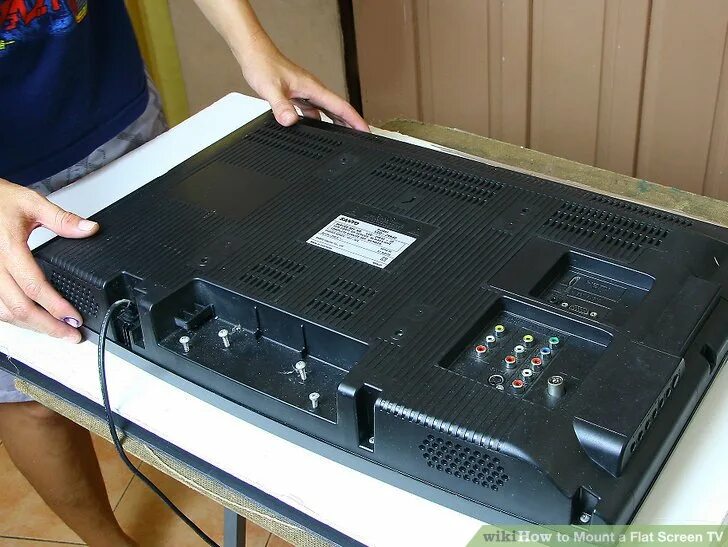 Можно класть телевизор. Телевизор на кронштейне в интерьере. Bbk 32lem-1067/ts2c. Телевизор хайер инструкция по эксплуатации. Подставка под телевизор.