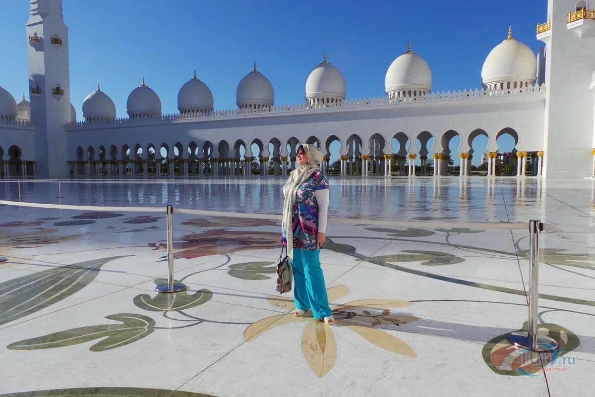 Погода в абу даби сейчас и температура. Мечеть шейха Зайда Абу-Даби. Абу Даби белая мечеть дресс код. Одежда в мечеть шейха Зайда в Абу-Даби. Дресс код мечеть в Абу Даби.