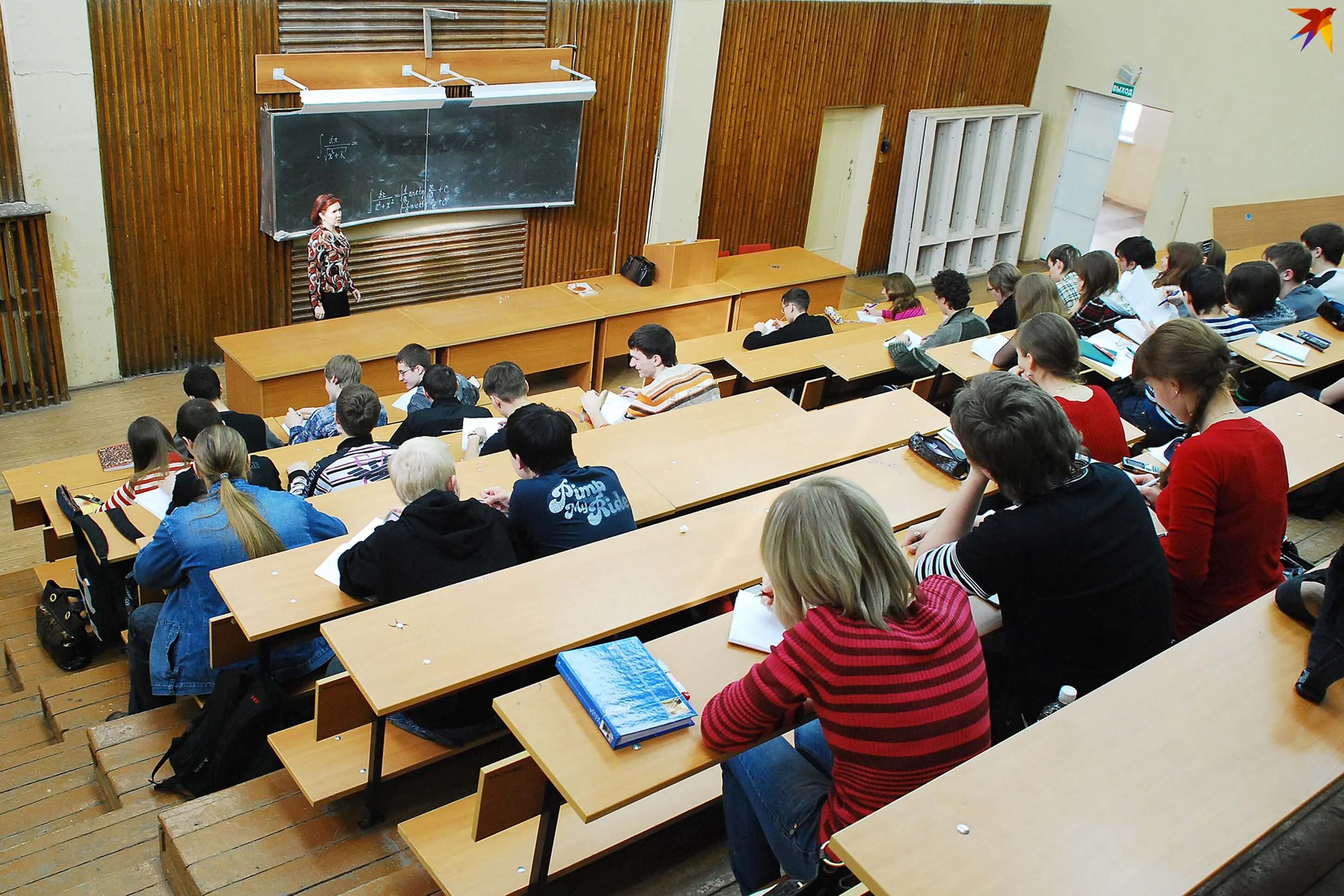 Преподаватель в универе. Лекция в вузе. преподаватель вуза. педагог в университете. преподаватель в университете.