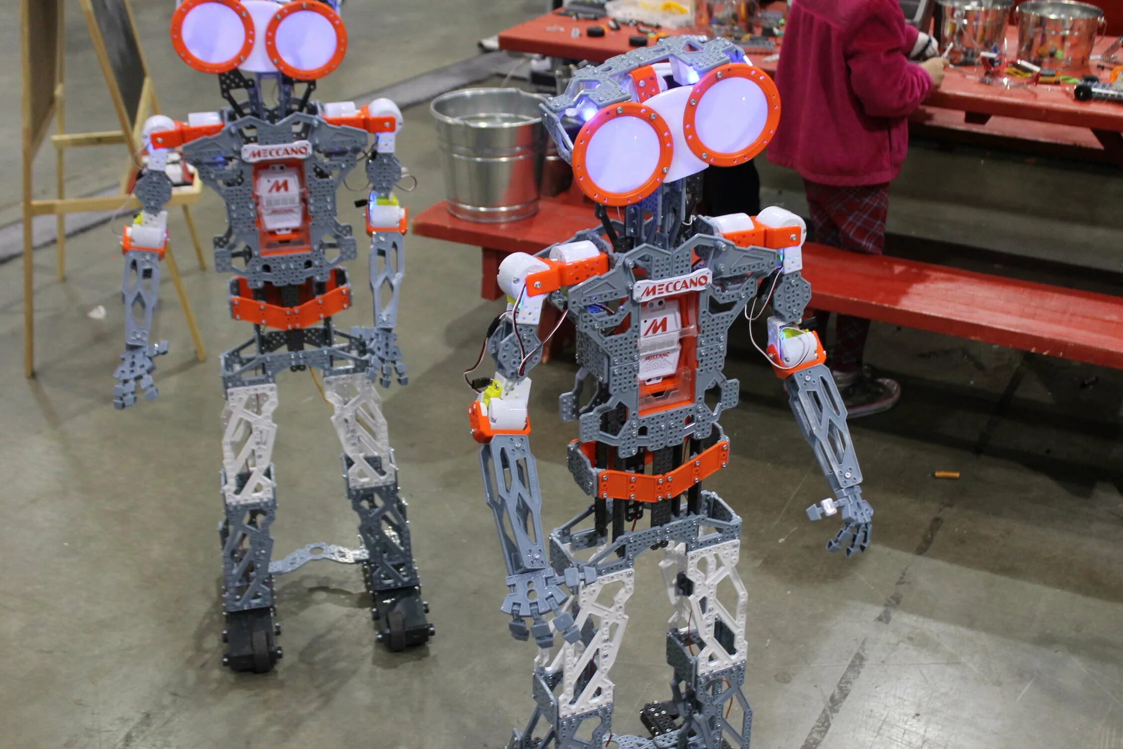 Big robot. Мир робототехники. робототехника в мире. робота чтобы он выполнял. maker faire robot action figure.