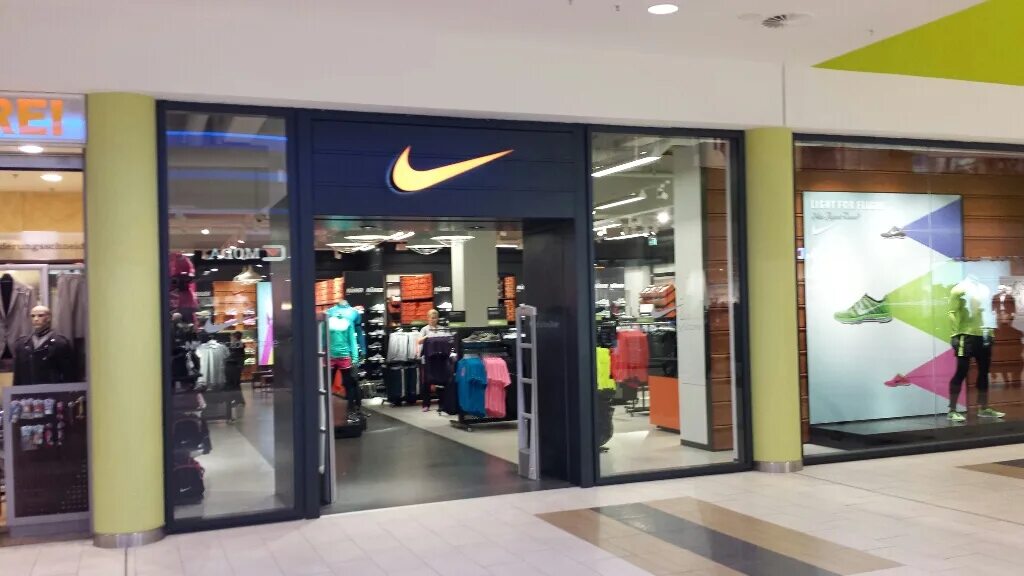 Магазин найк в америке. Магазин найк в меге. Магазин найк в минске. Nike фирменный магазин. Найк минск фирменный магазин.
