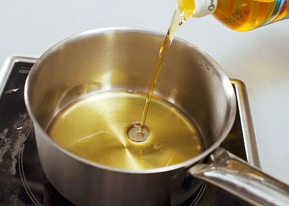 Масло в кастрюле. Растительное масло на сковороде. Сотейник с маслом. Масло подсолнечное в кастрюле. Как правильно растопить масло