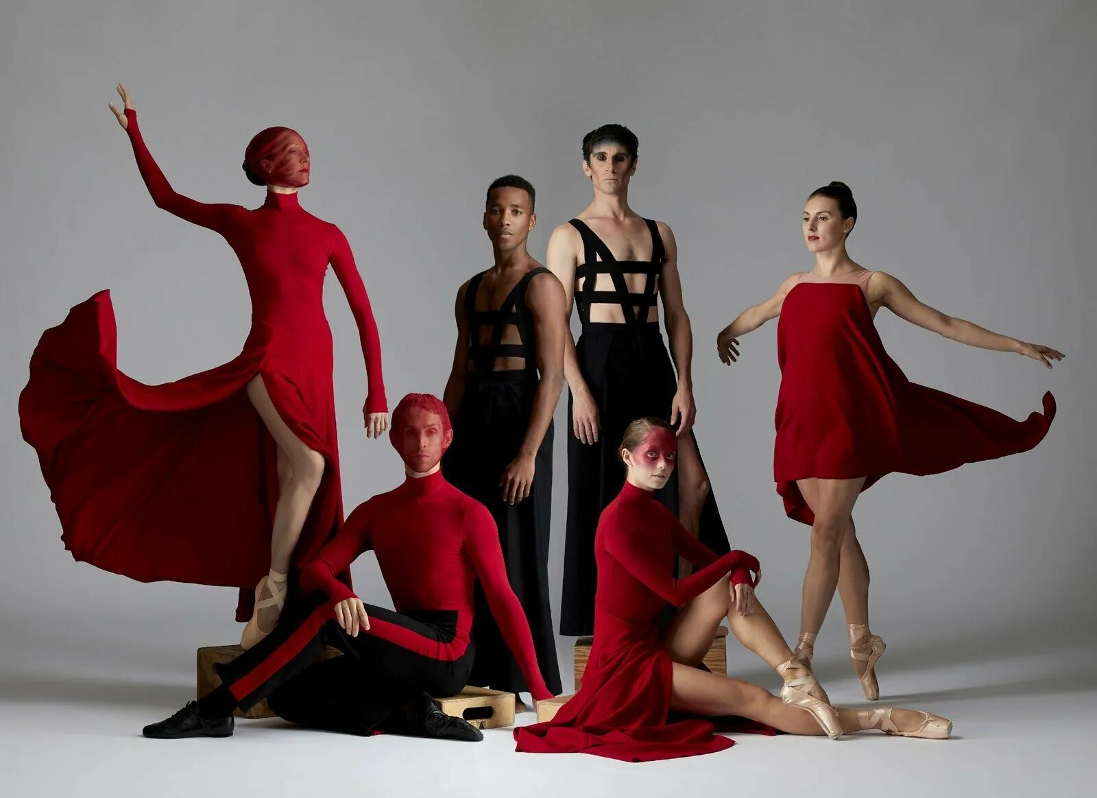 Лебединое озеро балет михайловский театр. Мод балет. Вог нью вэй позы. Балерина в галерее. Мода балетных артистов на репетиции.