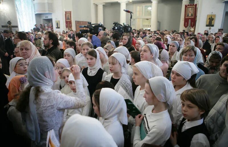 Можно ли в церковь в шапке женщине. Православная пятидесятники Церковь. Женщина в храме. Православная женщина. Церковные прихожане.