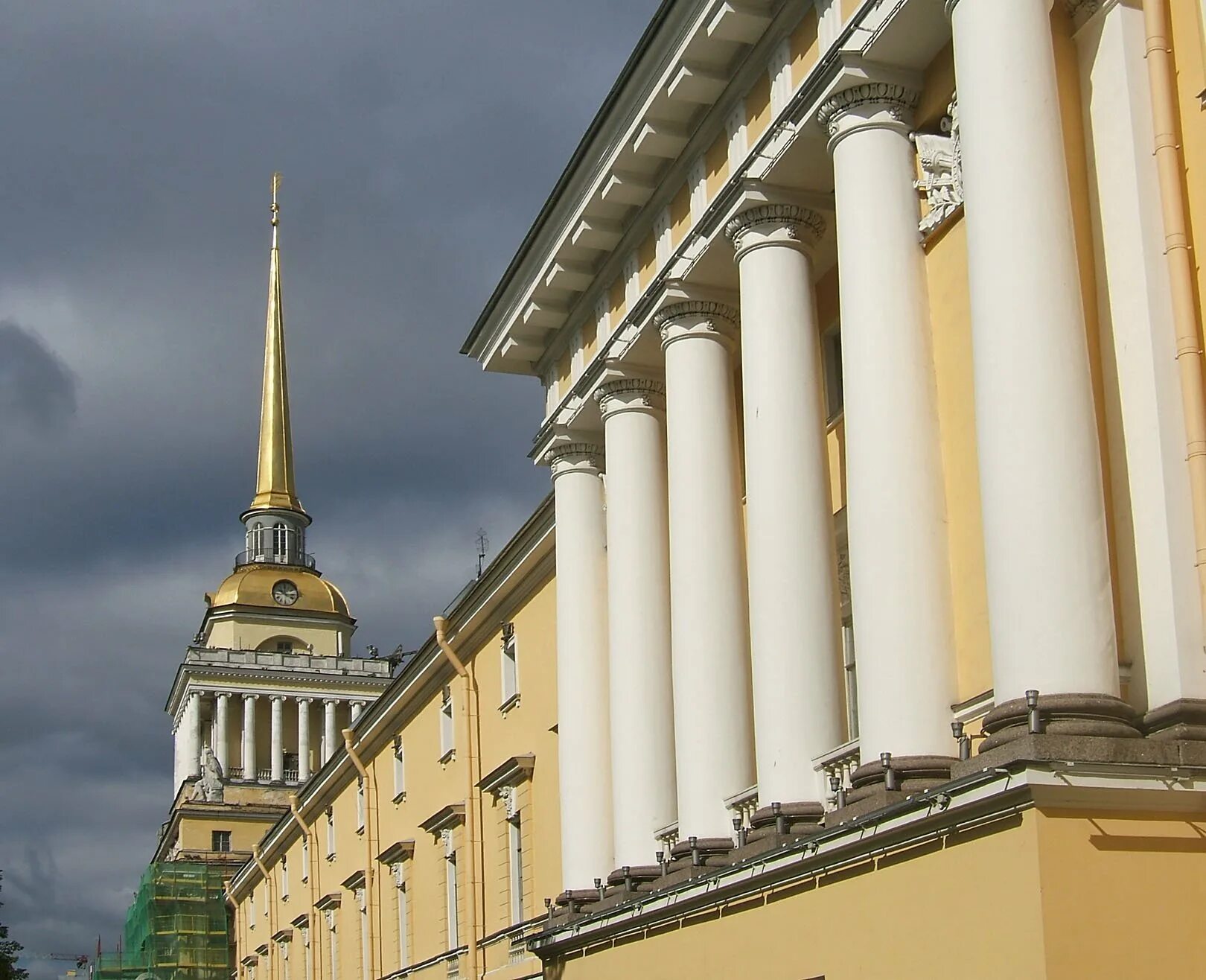Адмиралтейская площадь санкт-петербург 19 век. Адмиралтейская москва. Военно морской политехнический институт адмиралтейство. Здание главного адмиралтейства (1806-1823). Колоннада адмиралтейства в санкт-петербурге.