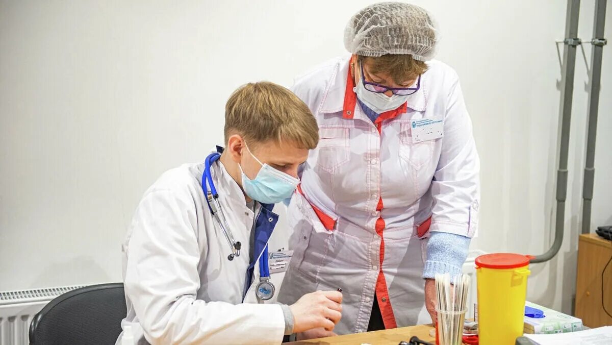 Сокращают медработников. Студенты медики в масках. Медицинский работник. Сокращение медперсонала. Сокращают медработников.