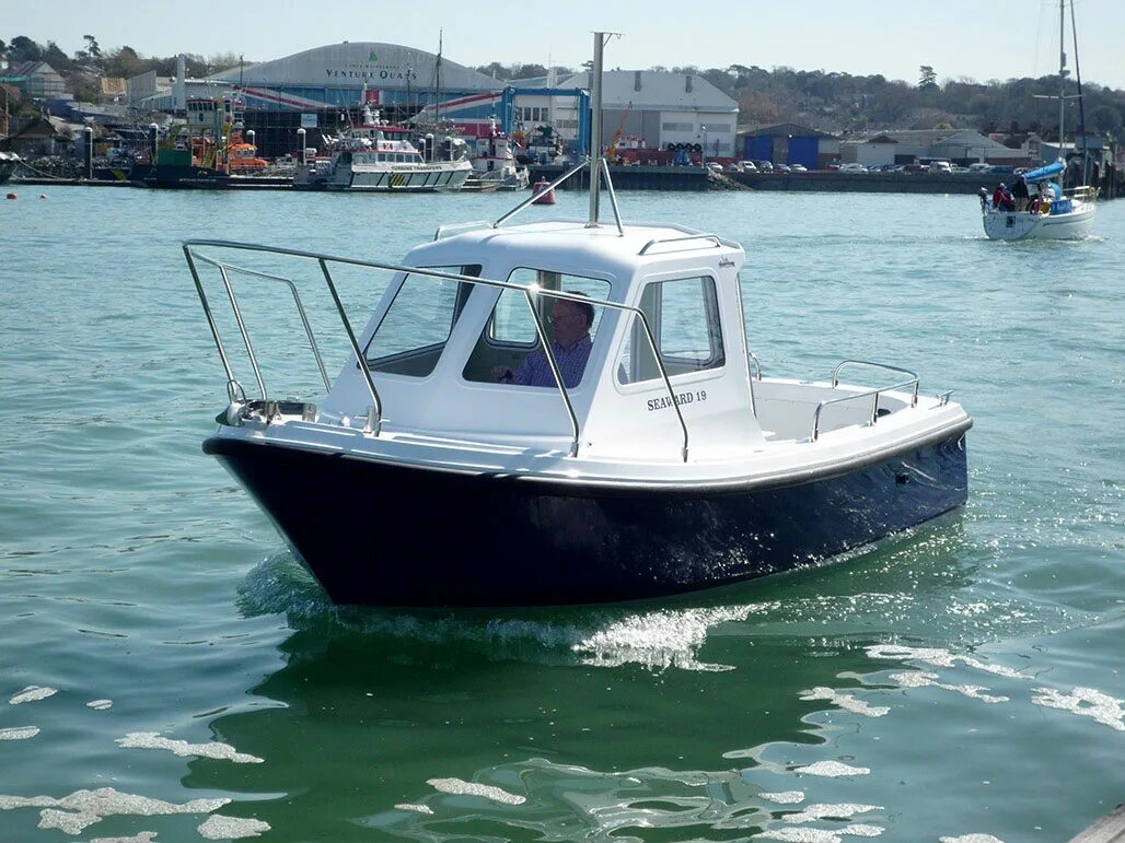 Першинг 50 яхта. Катер или яхта разница. Катер квиксильвер 640. Отличие яхты от катера. Отличие катера от моторной лодки.