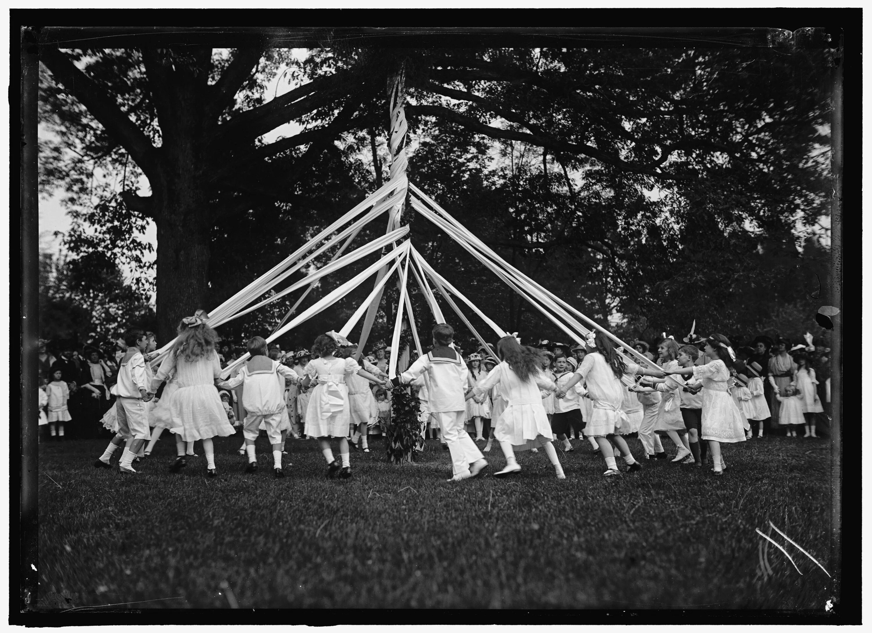 Праздник Maypole в Великобритании. Танцы вокруг майского дерева в Великобритании. Танец вокруг майского дерева. Майское дерево в Англии.