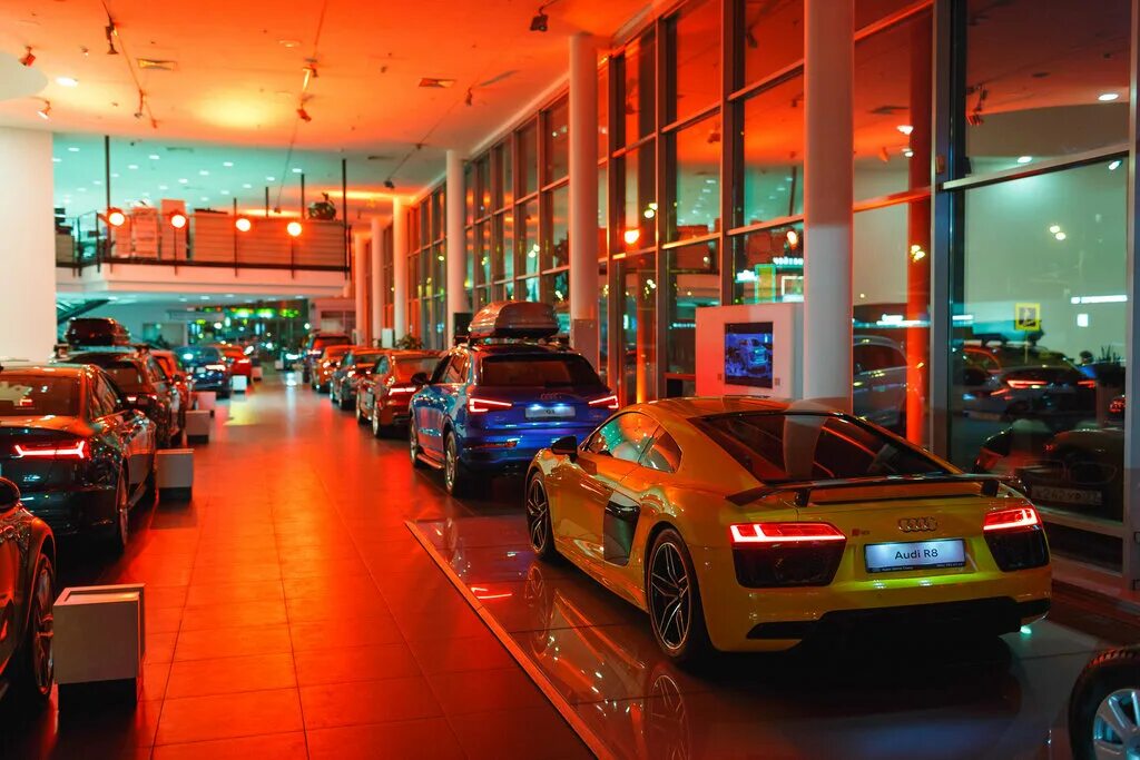 Автомобиль ауди в автосалоне. Ауди центр на московском. Салон ауди в москве. Ауди центр москва хорошевское шоссе. Дилерский центр audi.