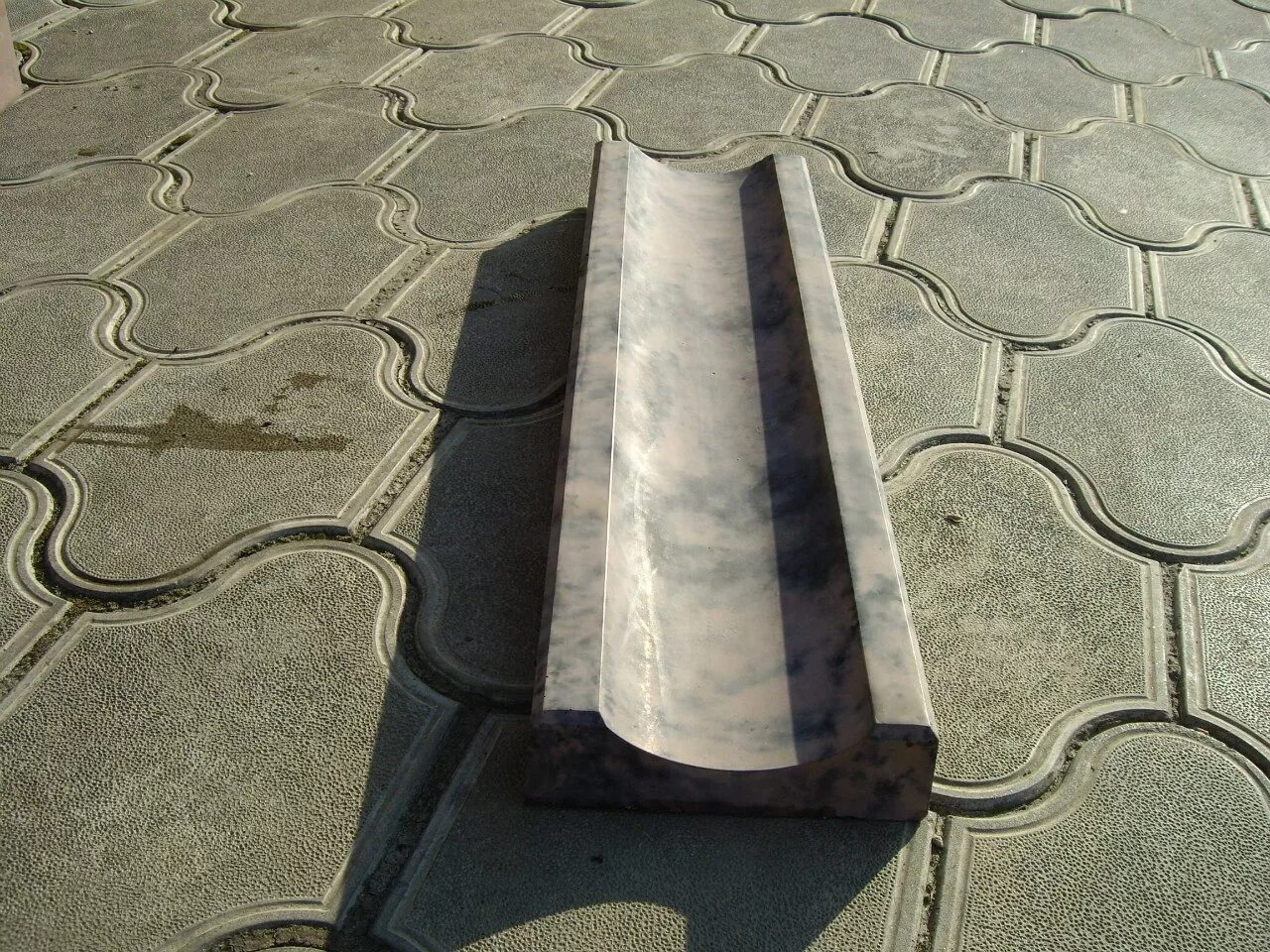 Водоотлив бетонный 1000. Плитка полимерно-Песчаная ливневка. Желоб ливневка тротуар. Водоотводный лоток 500 160 50. Ливневка для тротуарной плитки