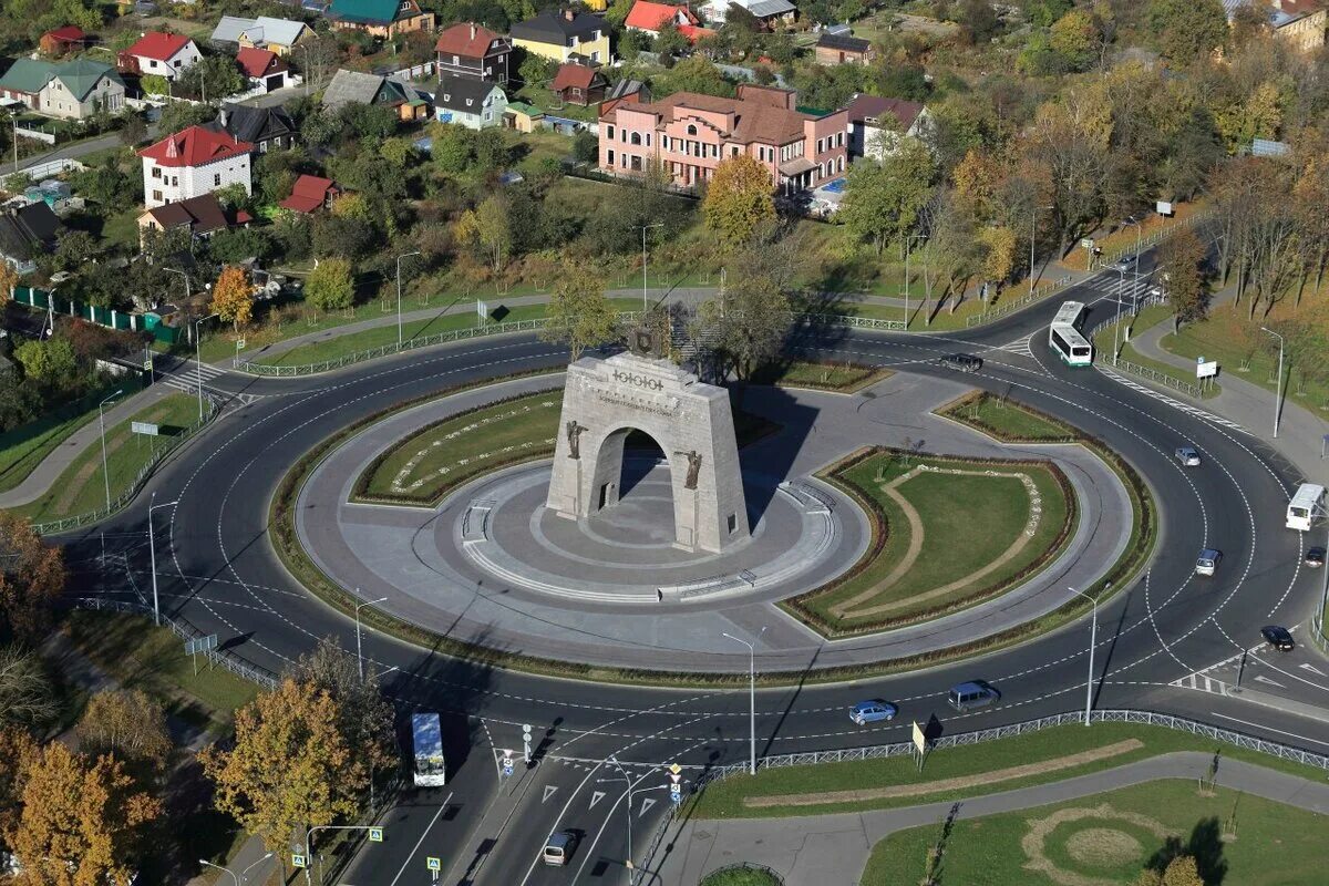 Победа кольцевая. Красное село Санкт-Петербург. Триумфальная арка в Красном селе. Арка Победы в Красном селе. Красное село арка Победы круговое движение.