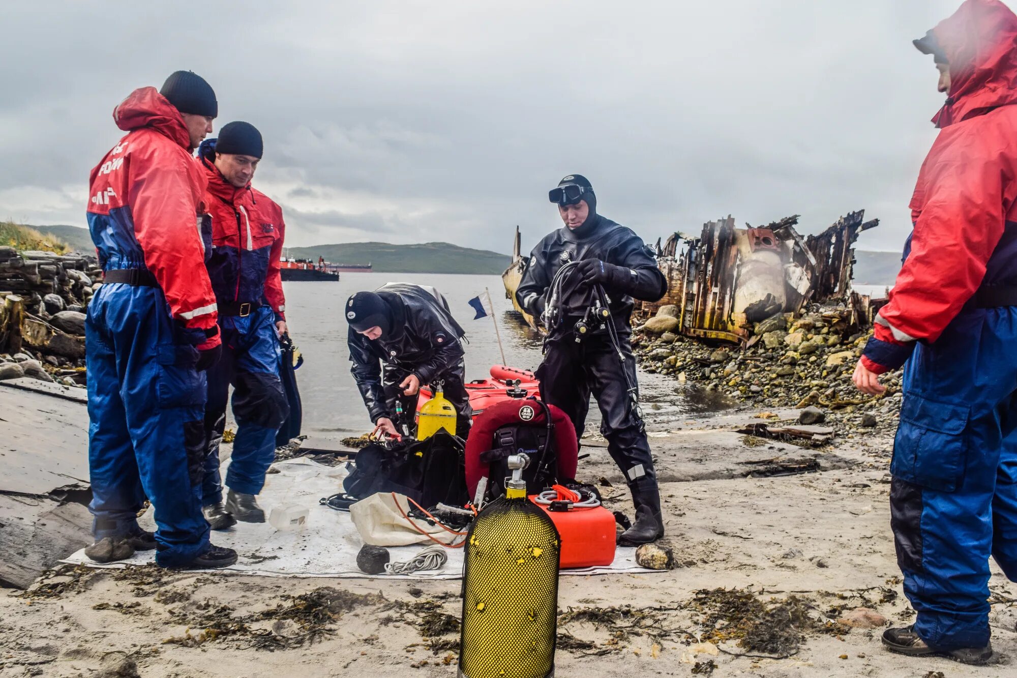 Спасательная операция в амурской области последние. Водолазы МЧС Лидер. Водолазы МЧС провели спасательную операцию. Водолазы Мурманск. Центр спасательных операций особого риска.