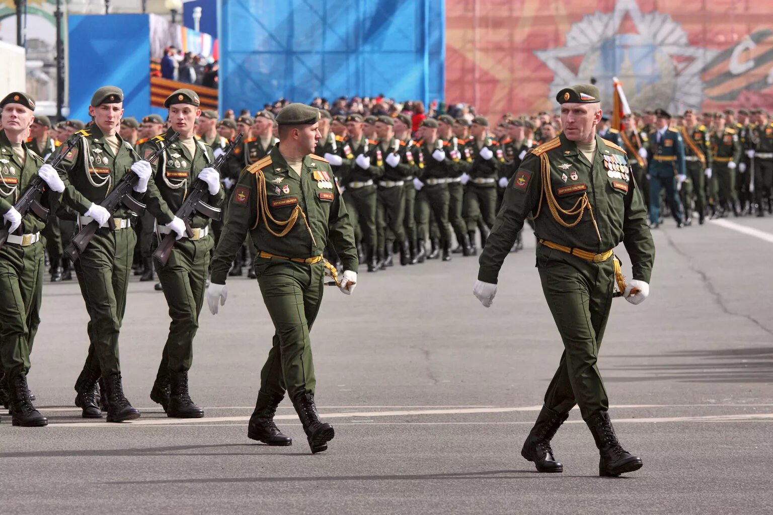 Можайка парад. Можайка на параде Победы. Военная форма на параде мужская. Мужчины в военной форме на параде.