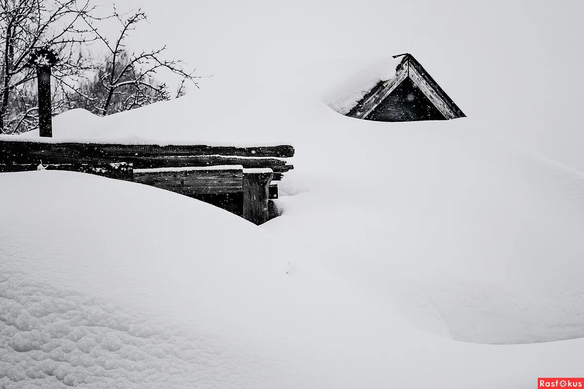 Занесе ое. Хижина занесенная снегом. Снег у домов на улице. Коттедж замело по крышу. Занесло картинки.