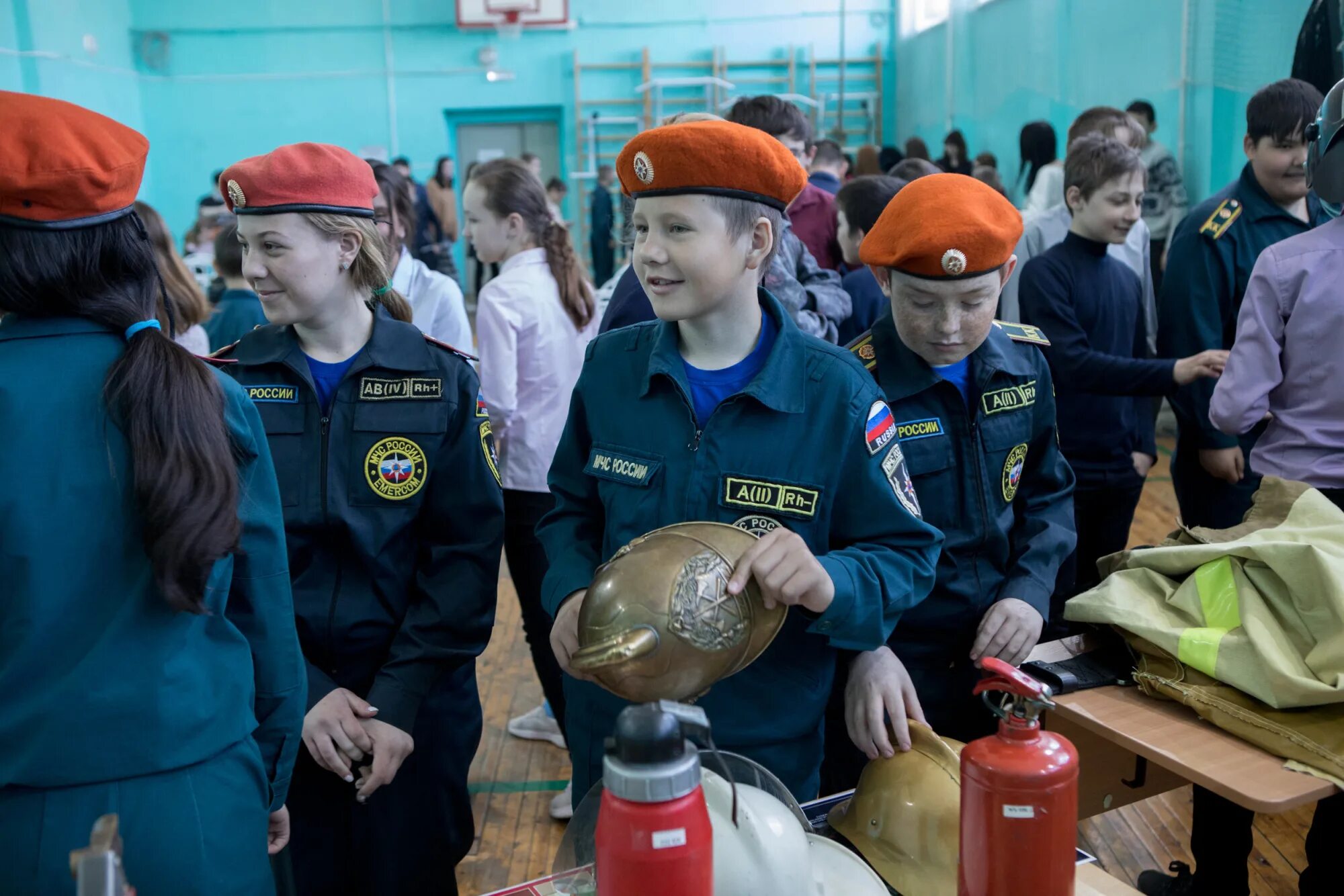 Угрозы школам новосибирска. Школы Новосибирска. Школа 116 Новосибирск. Кадетские классы МЧС Юный пожарник. Десанты школьники.