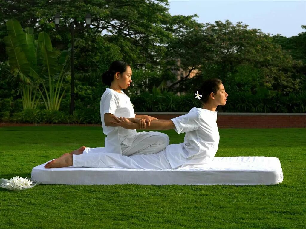 Лечебный релакс. Тайский массаж. Традиционный тайский массаж. Традиционный тайский йога массаж. Тайский массаж в Тайланде.