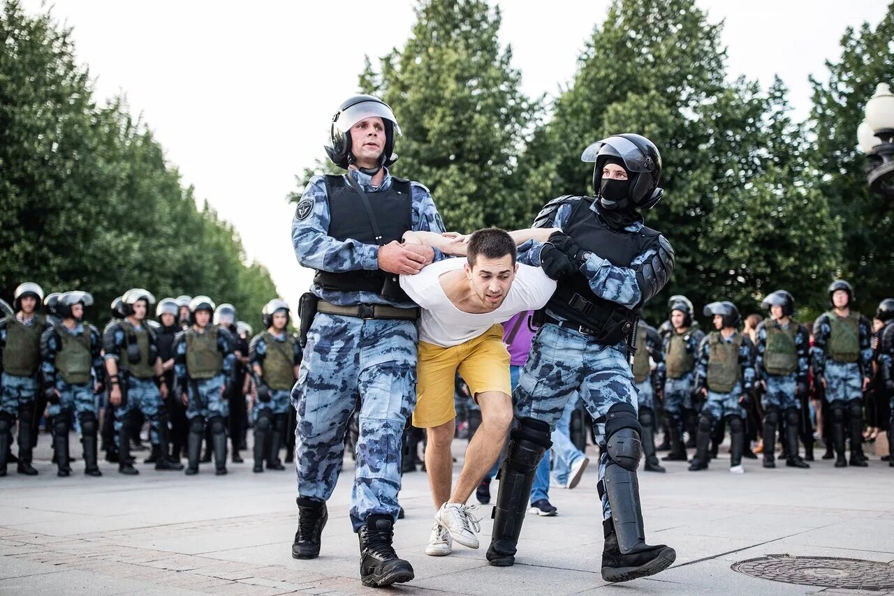 Бьют омон. Полиция ОМОН. Росгвардия на митинге. ОМОН дети.