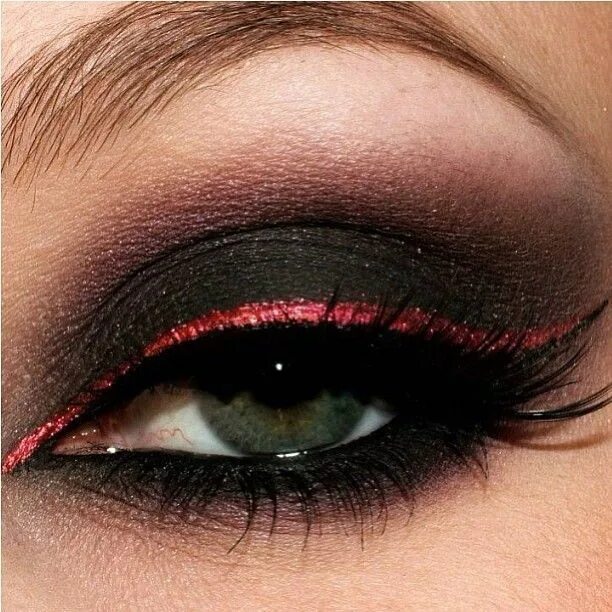 Черно красный макияж глаз. Черно красные тени. Макияж с красными тенями. Черно красный макияж глаз. Черно красный макияж глаз.
