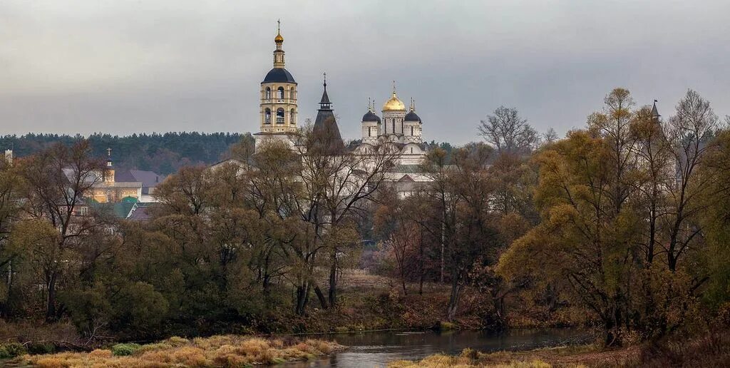 Золотая осень калининград. Сергиев посад лавра осень. Осеняет святого. Осень и купола храмов. Дивеево жирякова 16.