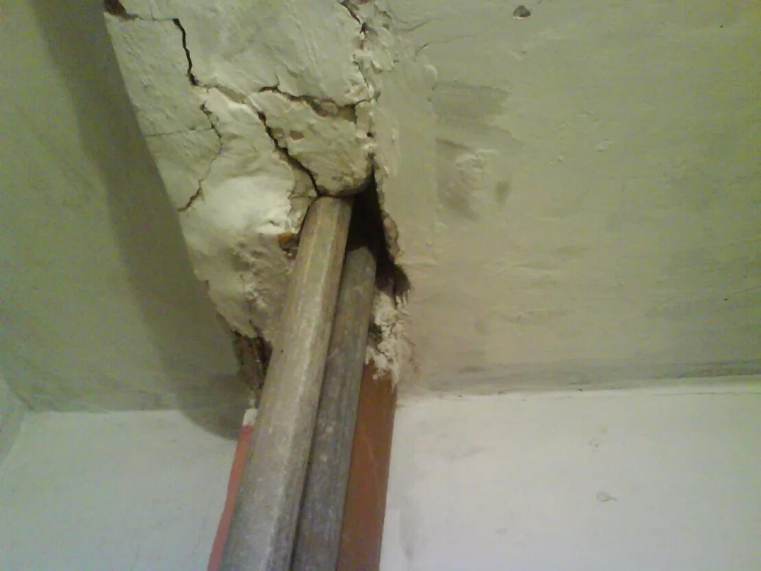 Отверстия в стенах и перекрытиях. Заделка отверстий в потолке. Заделать дыру в потолке. Заделать отверстие в потолке. Заделка дырки потолка.