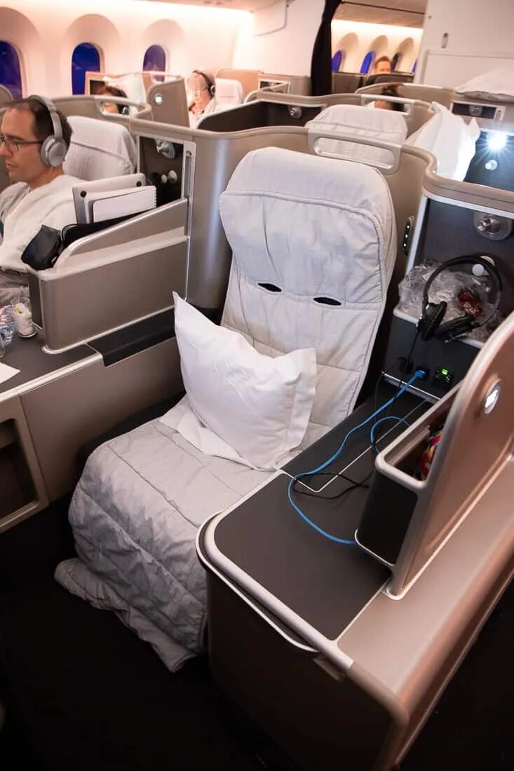 Самолёт внутри бизнес класс. Недорогой бизнес класс. Airbus a330-300 бизнес класс аэрофлот. Quatar 787. Кресла бизнес класса в самолете.