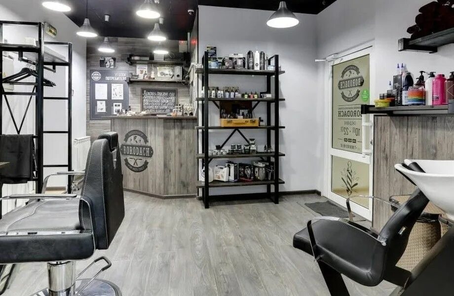 Барбер крокус. Барбершоп Borodach Москва. Barbershop Borodach, Москва. Парикмахерская в стиле гараж. Барбершоп интерьер.