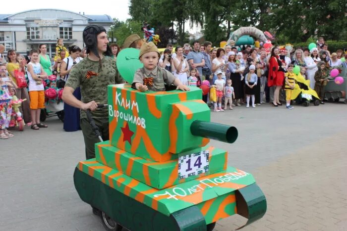 Самодельные конкурсы. Парад колясок. Парад колясок танк. Коляска танк на парад колясок. Детский парад военной техники.