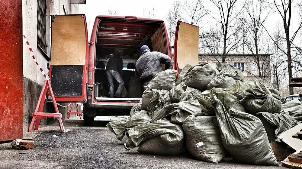 Уборка и вывоз строительного мусора. Демонтажные работы картинки. Вывоз мусора газель грузчики. Погрузка строительного мусора. Вывоз строительного мусора.