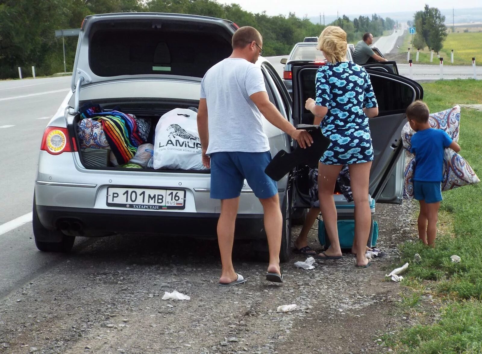 Женщина писает на обочине дороги