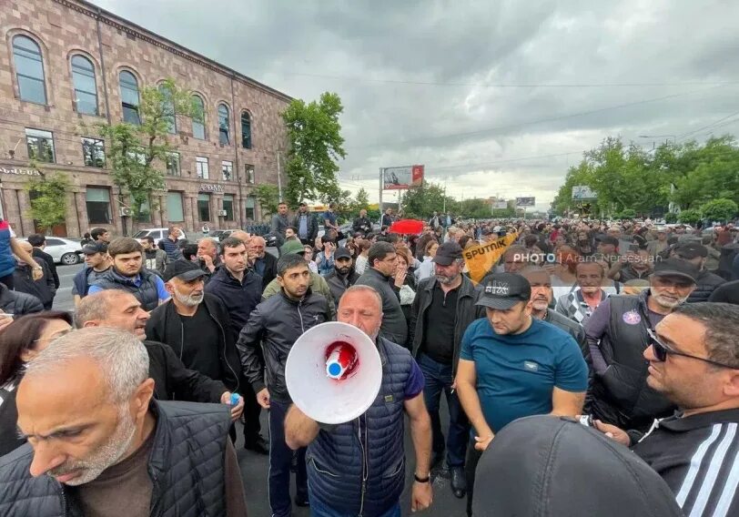 Ереван аршакуняц. Митинг в Ереване. 9 Мая Армения. Революция Армения 2023. Анрапетутян улица в Ереване.