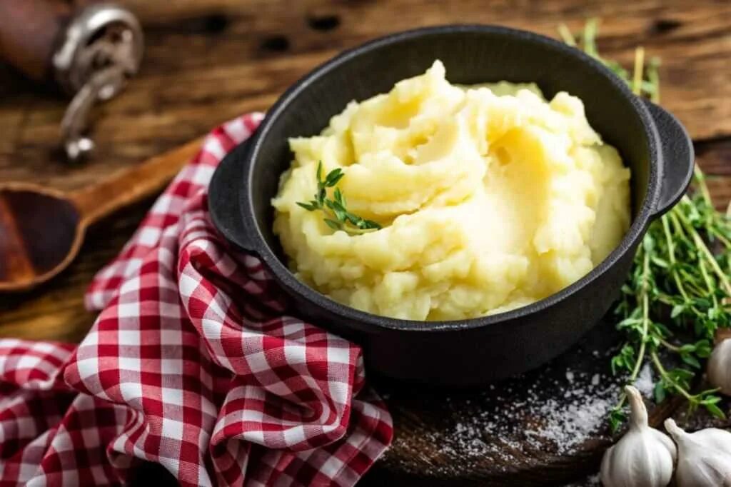 Как приготовить картофельное пюре с маслом. Толченка для пюре. картофельное пюре картошечка. картопляне пюре. гарнир к пюре.
