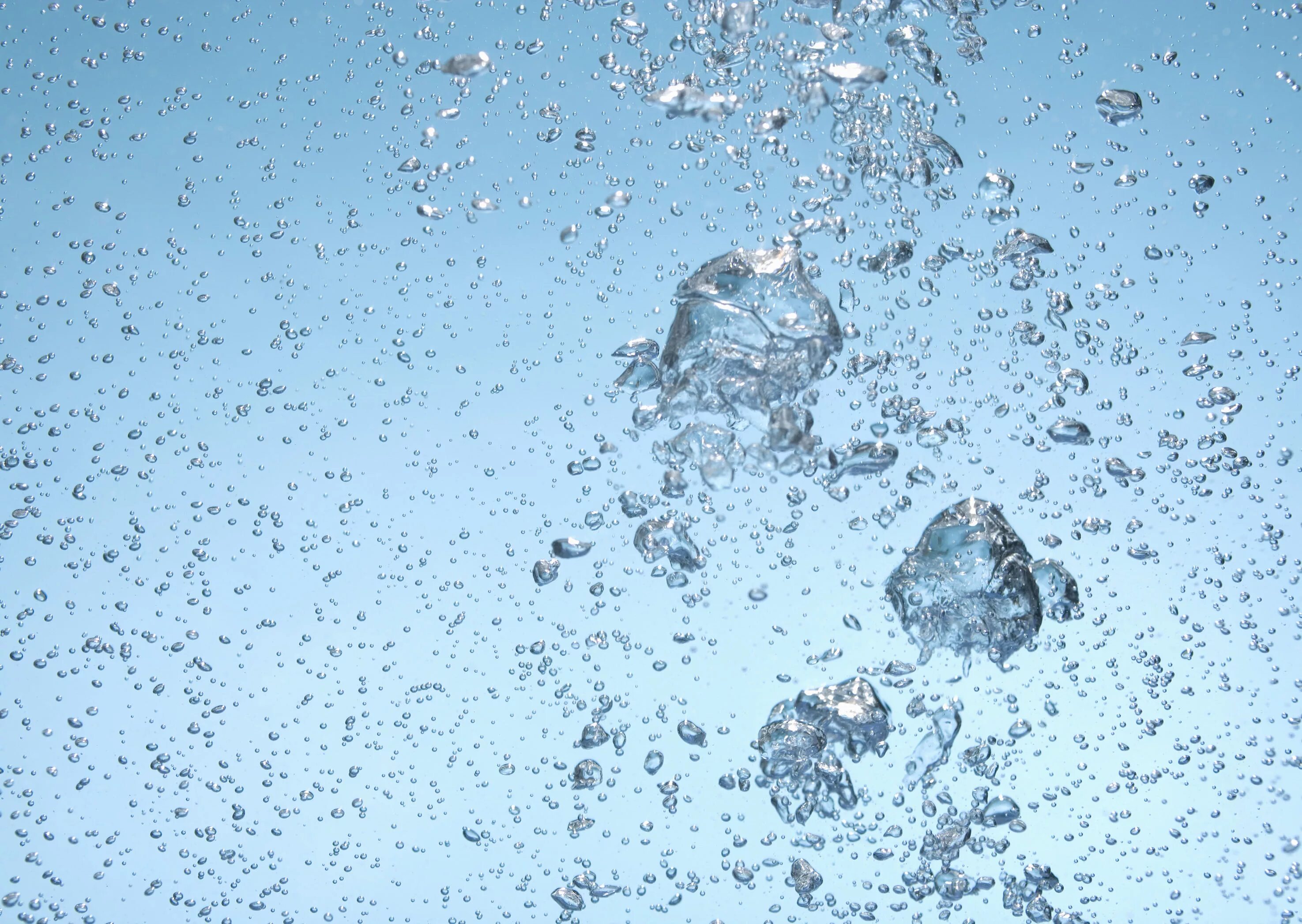 Брызги воды. Капли воды. Пузырьки в воде. Капли воды в воздухе.