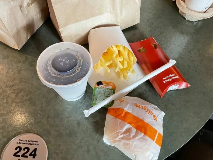 Вкусно и точка упаковка. Упаковка вкусно и точка. Соус макдональдс замазанный. Вкусно и точка упаковка. Коробочка вкусно и точка.